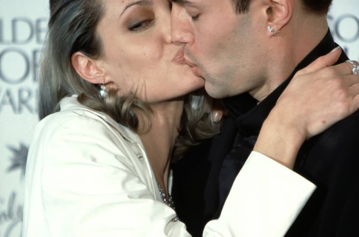 Besos en la boca entre Angelina Jolie y su hermano James Haven desatan encendida controversia