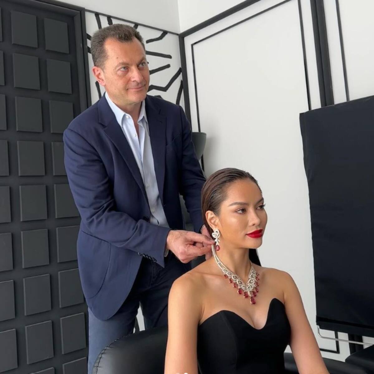 Anna Sueangam-Iam junto a Fred Mouawad, el empresario joyero ligado al certamen Miss Universo.