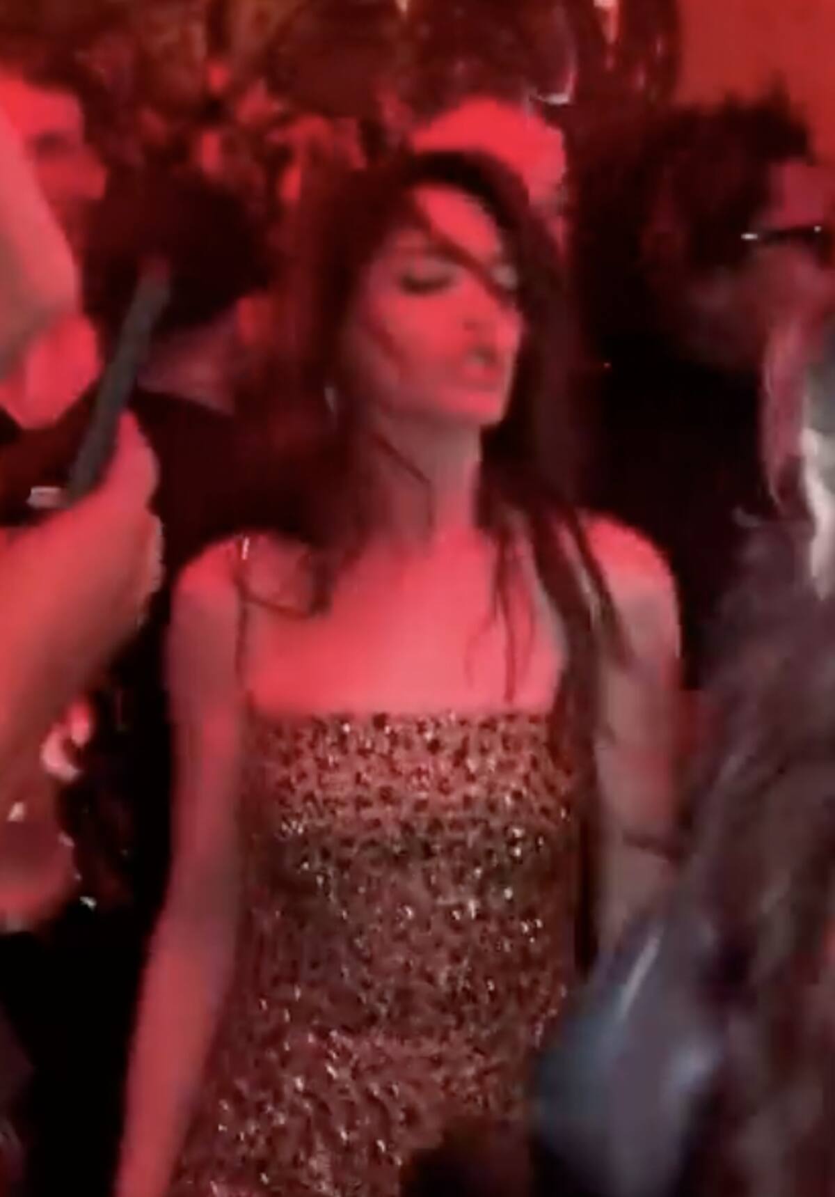 Anne Hathaway causa furor por sus movimientos de baile enfundada en vestido y medias animal print - Créditos: Instagram