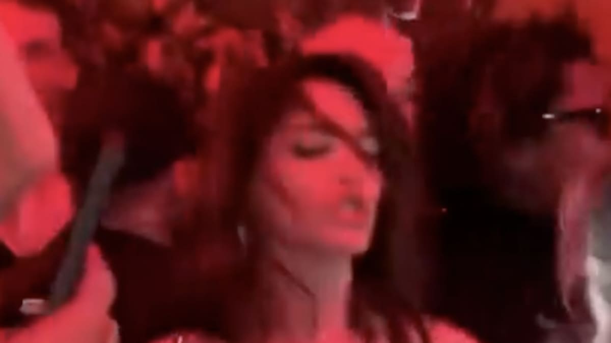 Anne Hathaway causa furor por sugestivo baile enfundada en vestido y medias animal print