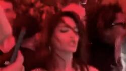 Anne Hathaway causa furor por sugestivo baile enfundada en vestido y medias animal print