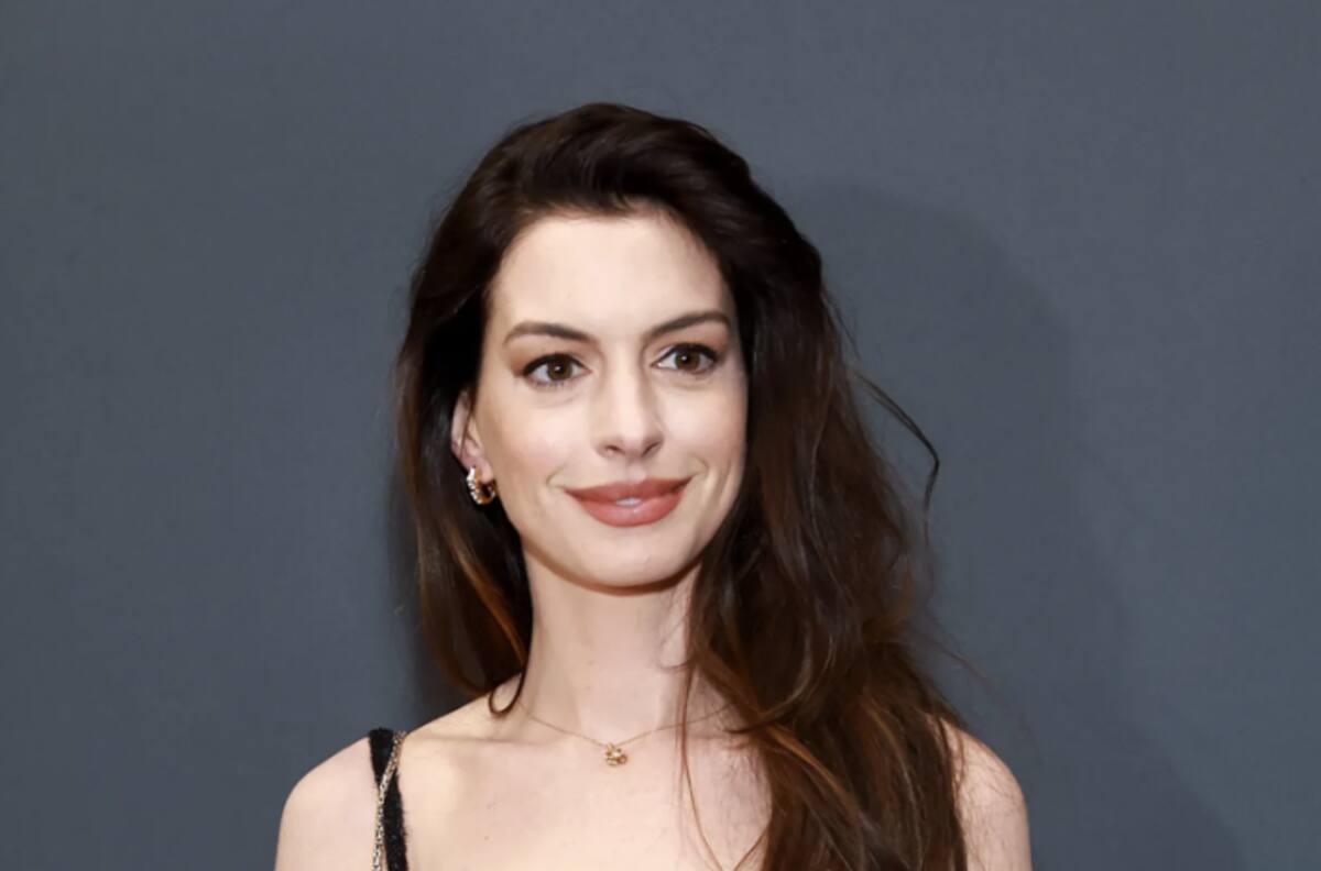 Anne Hathaway deslumbra con medias transparentes y un vestido mini en su look más rockero