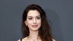 Anne Hathaway deslumbra con medias transparentes y un vestido mini en su look más rockero