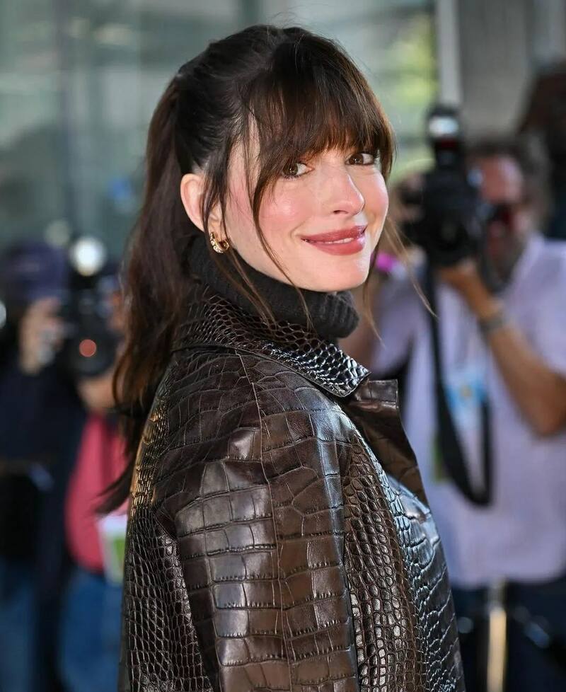 Anne Hathaway sorprende con su look al estilo 'El diablo viste a al moda' - Créditos: Instagram