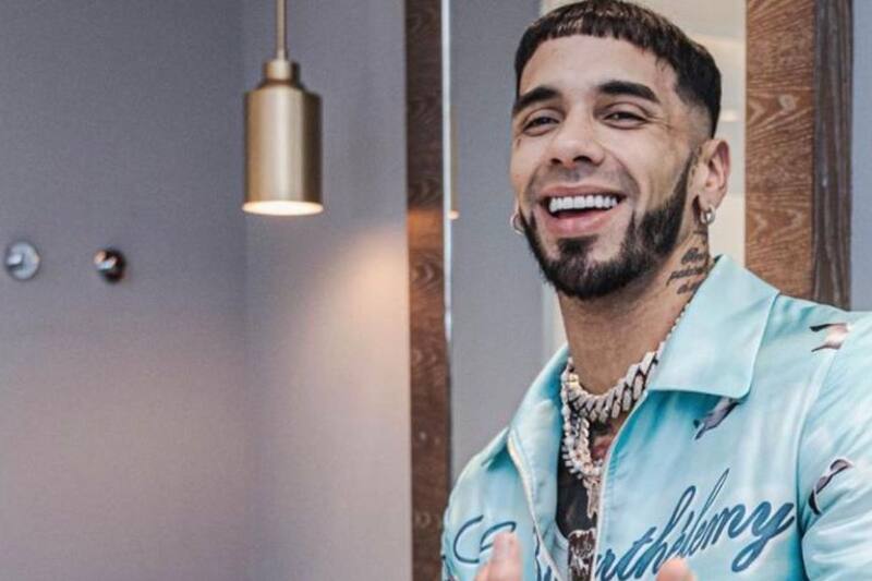 Anuel AA aparece besando a una mujer misteriosa
