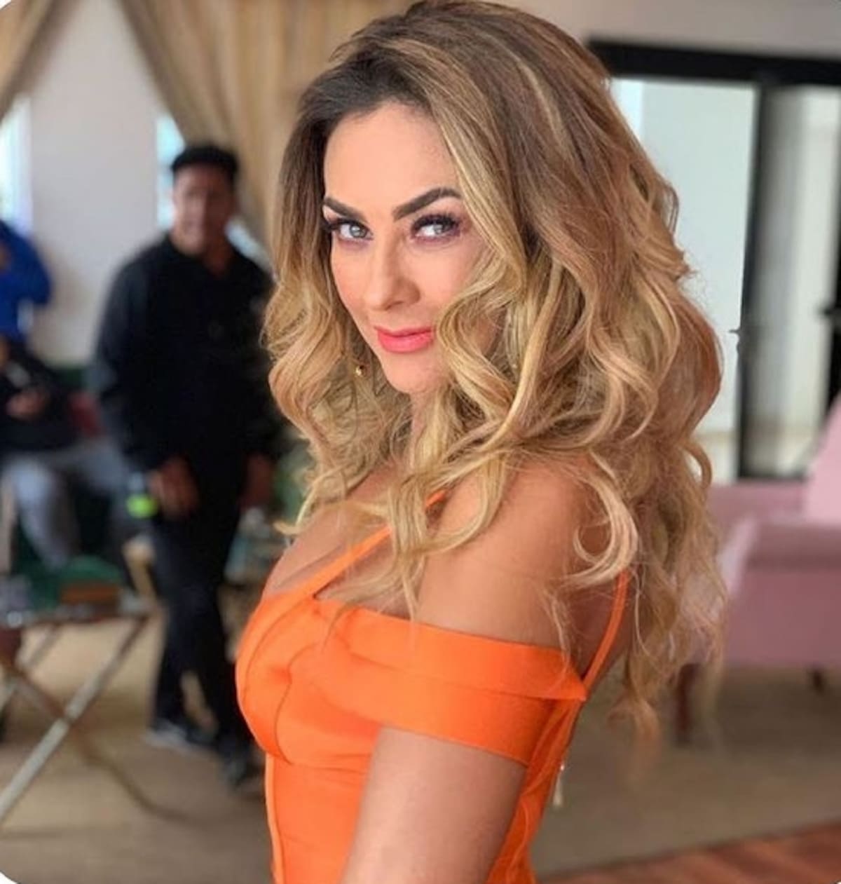 Aracely Arámbula enfurece con reportera; querían captar a su hijo en cámaras - Créditos: Instagram