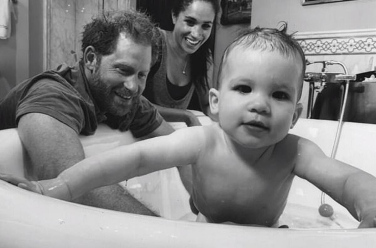 Archie hizo una reverencia y la Reina Isabel II quedó encantada