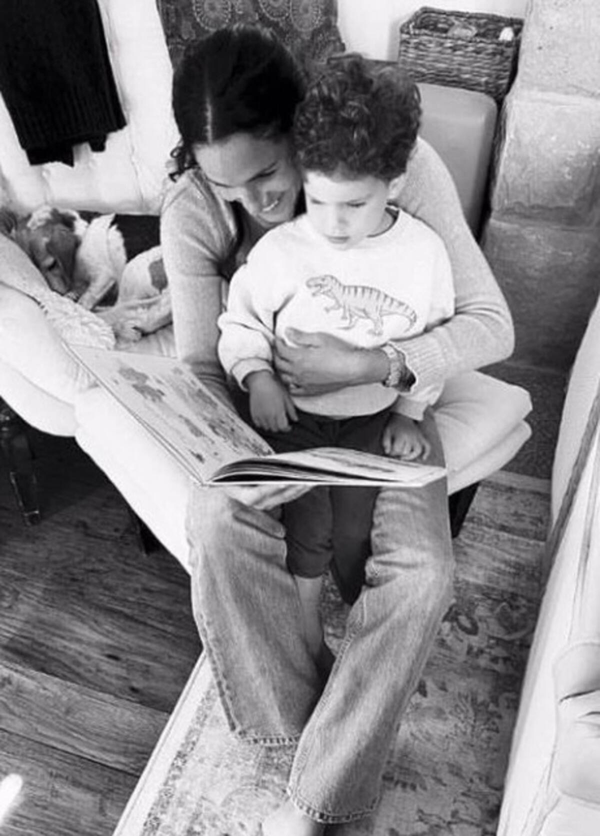 Archie lee con su madre Meghan. - Créditos: Netflix