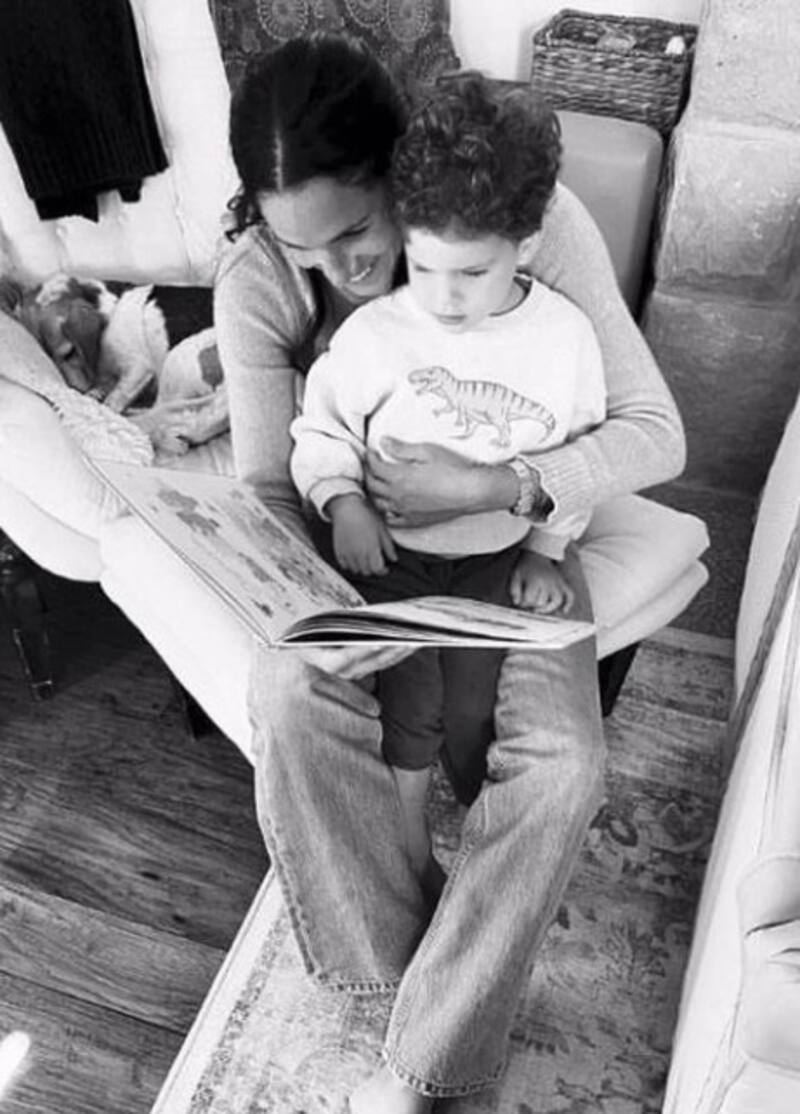 Archie lee con su madre Meghan. - Créditos: Netflix