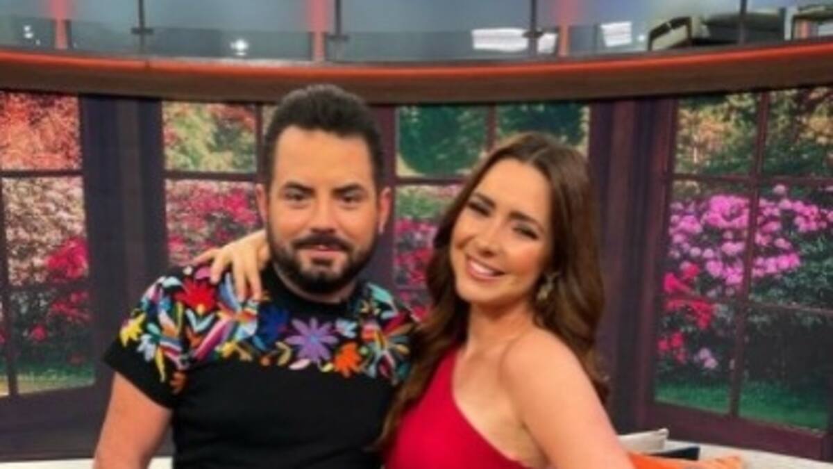 José Eduardo Derbez le enseña a Ariadne Díaz el ataúd que compró; la actriz se muestra impresionada