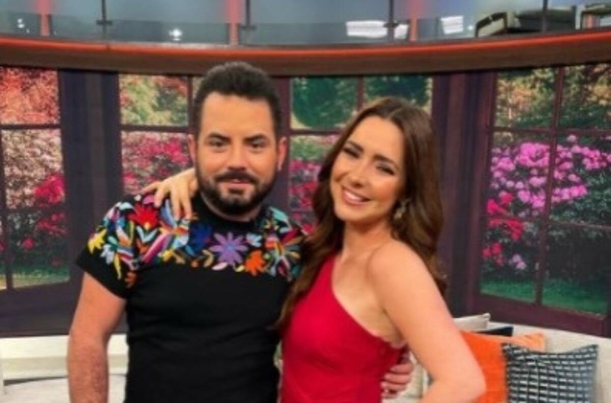 José Eduardo Derbez le enseña a Ariadne Díaz el ataúd que compró; la actriz se muestra impresionada