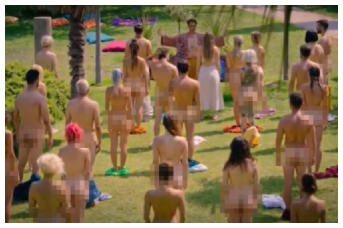 La escena de la controversia en la serie Arayış, cuando el líder de la secta le pide a sus fieles que se saquen la ropa.