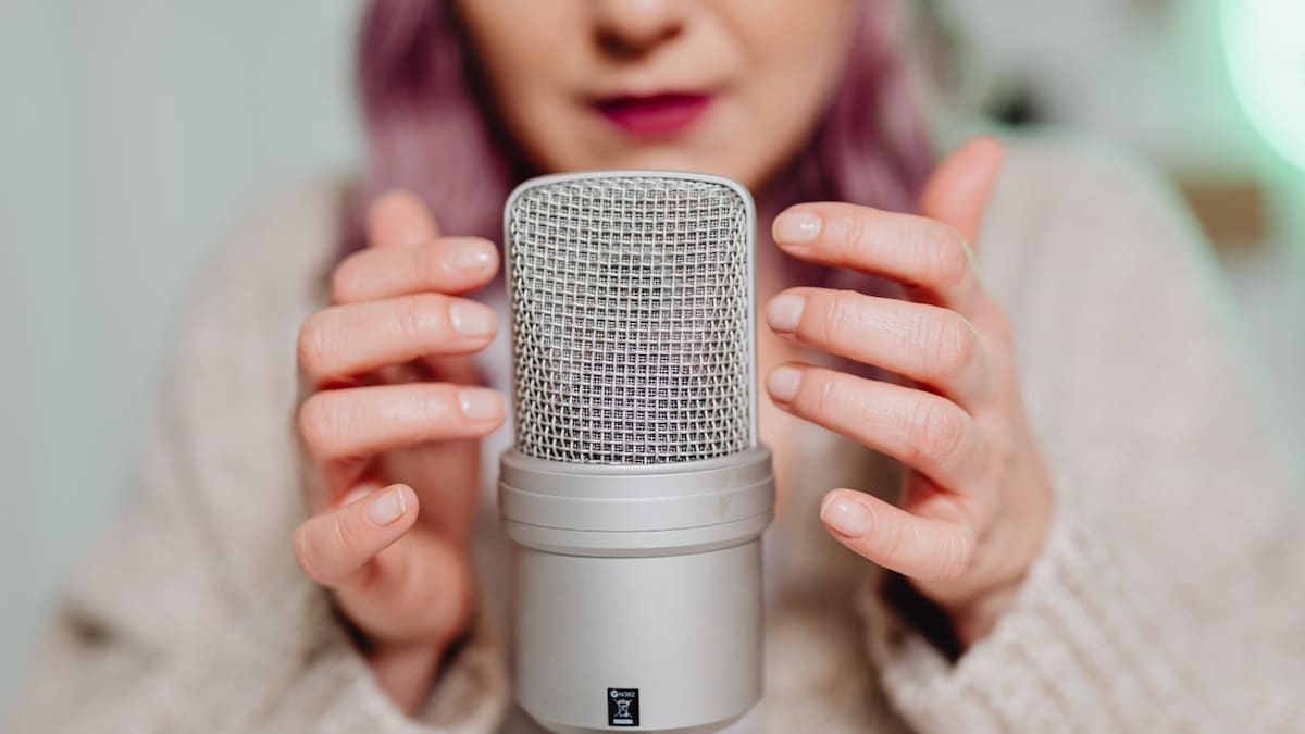 Placer por los oídos: ¿Qué es el ASMR y cómo funciona?