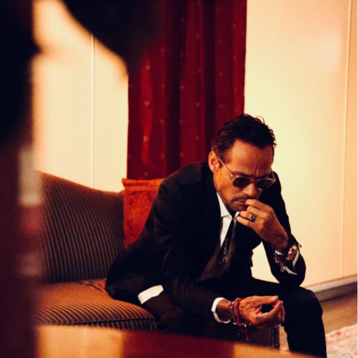 Aunque muchos consideraron que los lentes eran parte de la imagen del artista, hubo otro motivo por el cual los utilizó - Créditos: Instagram