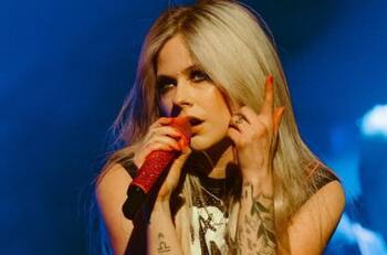 Avril Lavigne recrea la portada del álbum ‘Let Go’ 20 años después de su lanzamiento