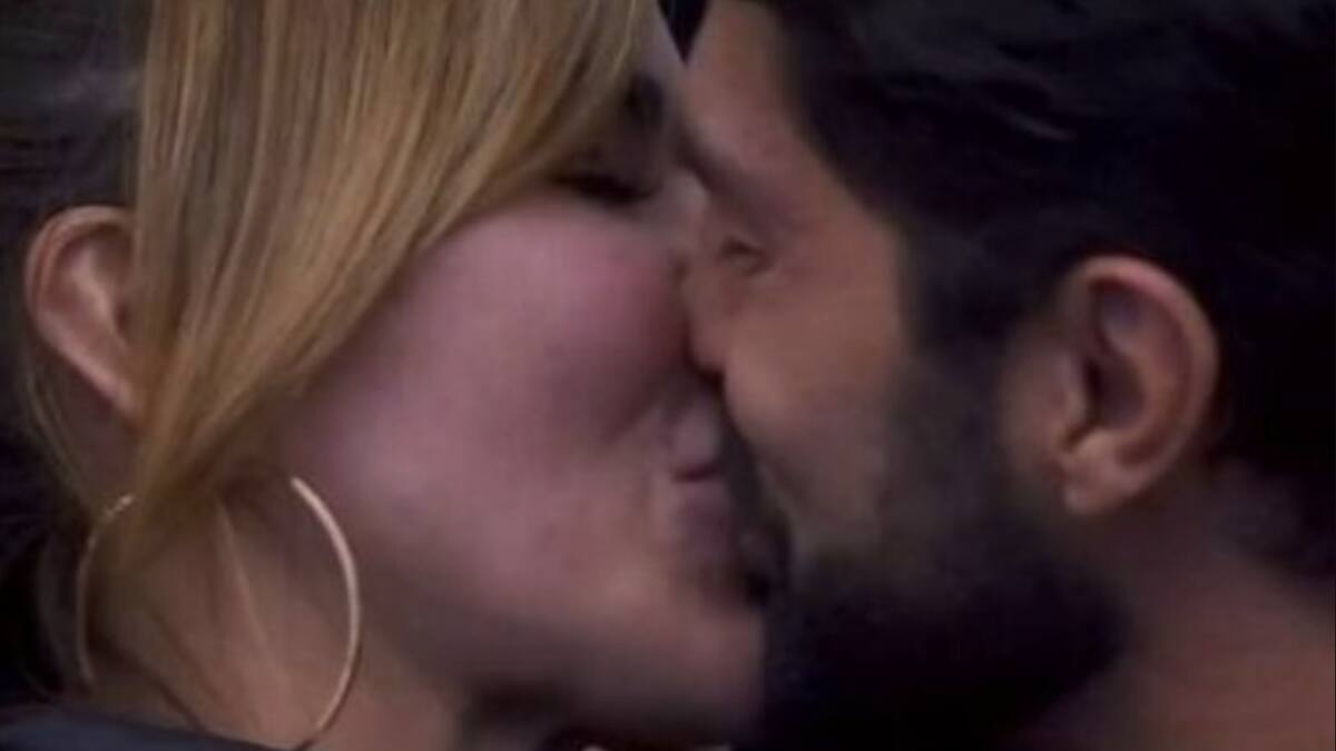 El apasionado beso de Aylín Mujica y Arturo Carmona desata las especulaciones