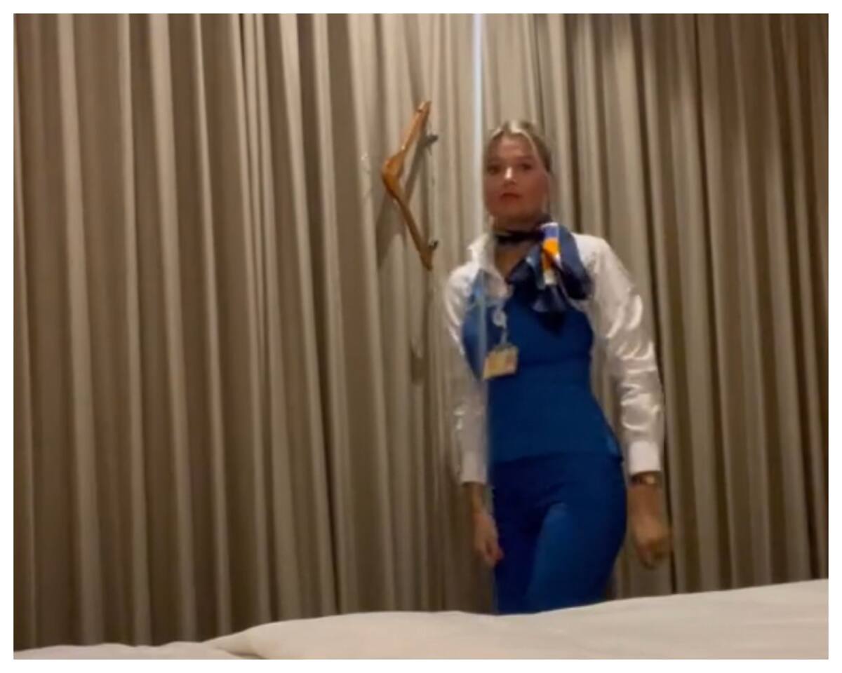 La asistente de vuelo es una experta en estadías de corta duración en los hoteles, y así lo deja ver.