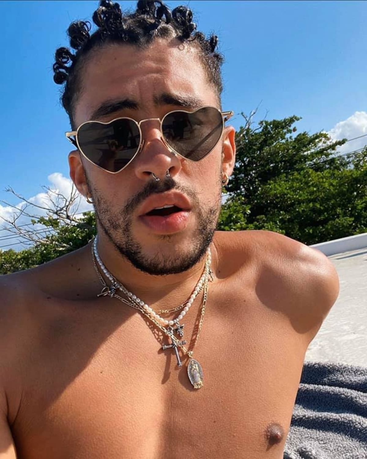 Bad Bunny no pierde el tiempo en la playa - Créditos: Facebook