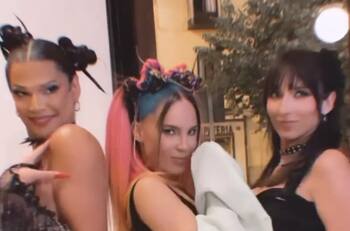 Belinda se besa apasionadamente con dos famosas y sorprende a su público