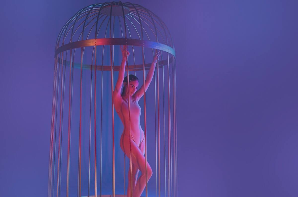 Belinda infarta con esta foto en la que posa únicamente con pantalón