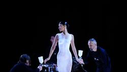 Bella Hadid luce revolucionario vestido de aerosol que comprime las fibras