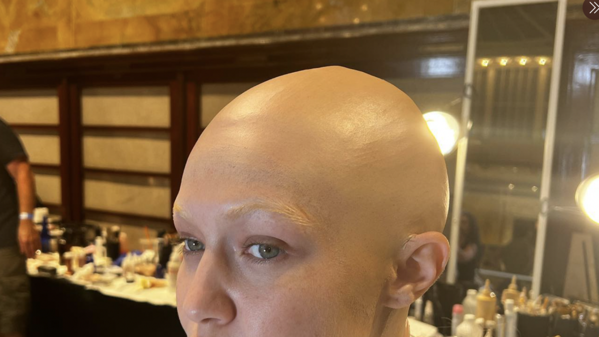 Bella y Gigi Hadid lucen irreconocibles con la cabeza rapada sobre una pasarela en Nueva York