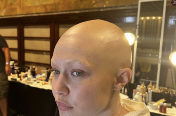 Bella y Gigi Hadid lucen irreconocibles con la cabeza rapada sobre una pasarela en Nueva York