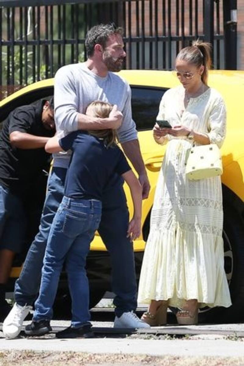 Ben Affleck contiene a su hijo Samuel tras el incidente en una tienda de vehículos de alta gama. - Créditos: Daily Mirror