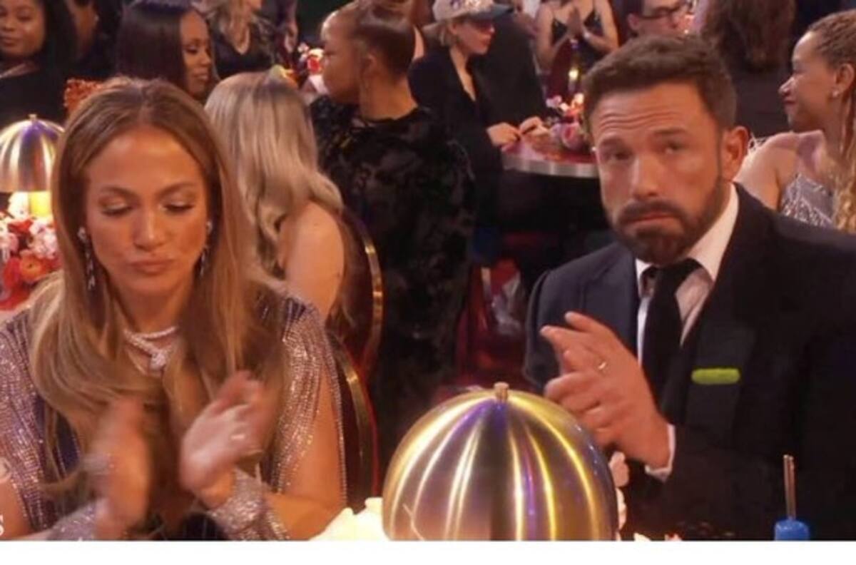 Incómodo y aburrido, Ben Affleck fue con JLo a los Grammys pero no ocultó su estado de ánimo