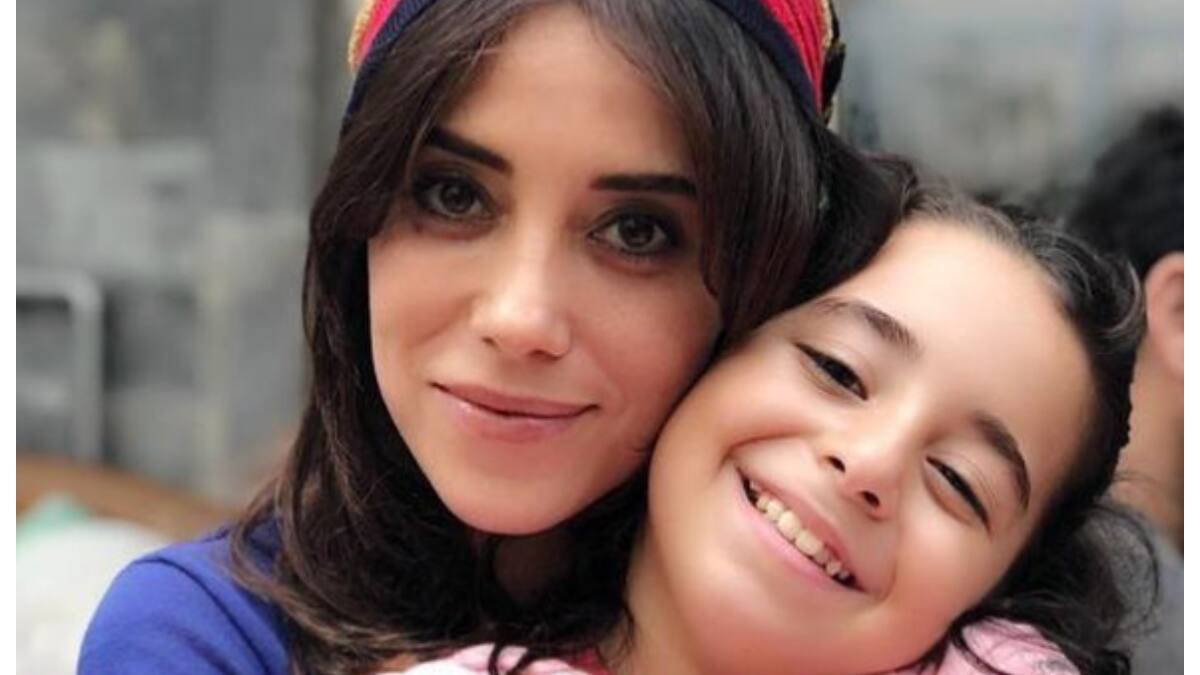 Cuántos años en la escuela le quedan a Beren Gökyildiz, la niña de la serie Madre