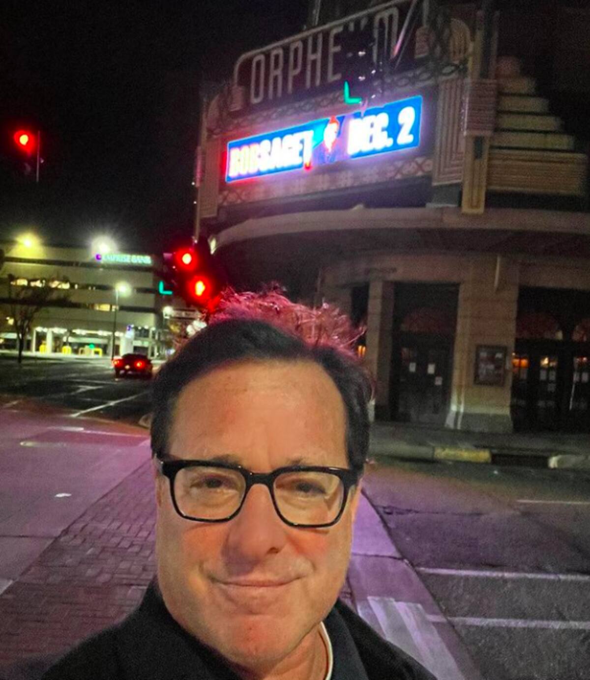 Bob Saget Las autoridades dieron a conocer que Saget murió a las 4:20 pm, la recepción asegura que Bob llegó al hotel a las 2:20 de la madrugada del domingo - Créditos: Instagram de Bob Saget