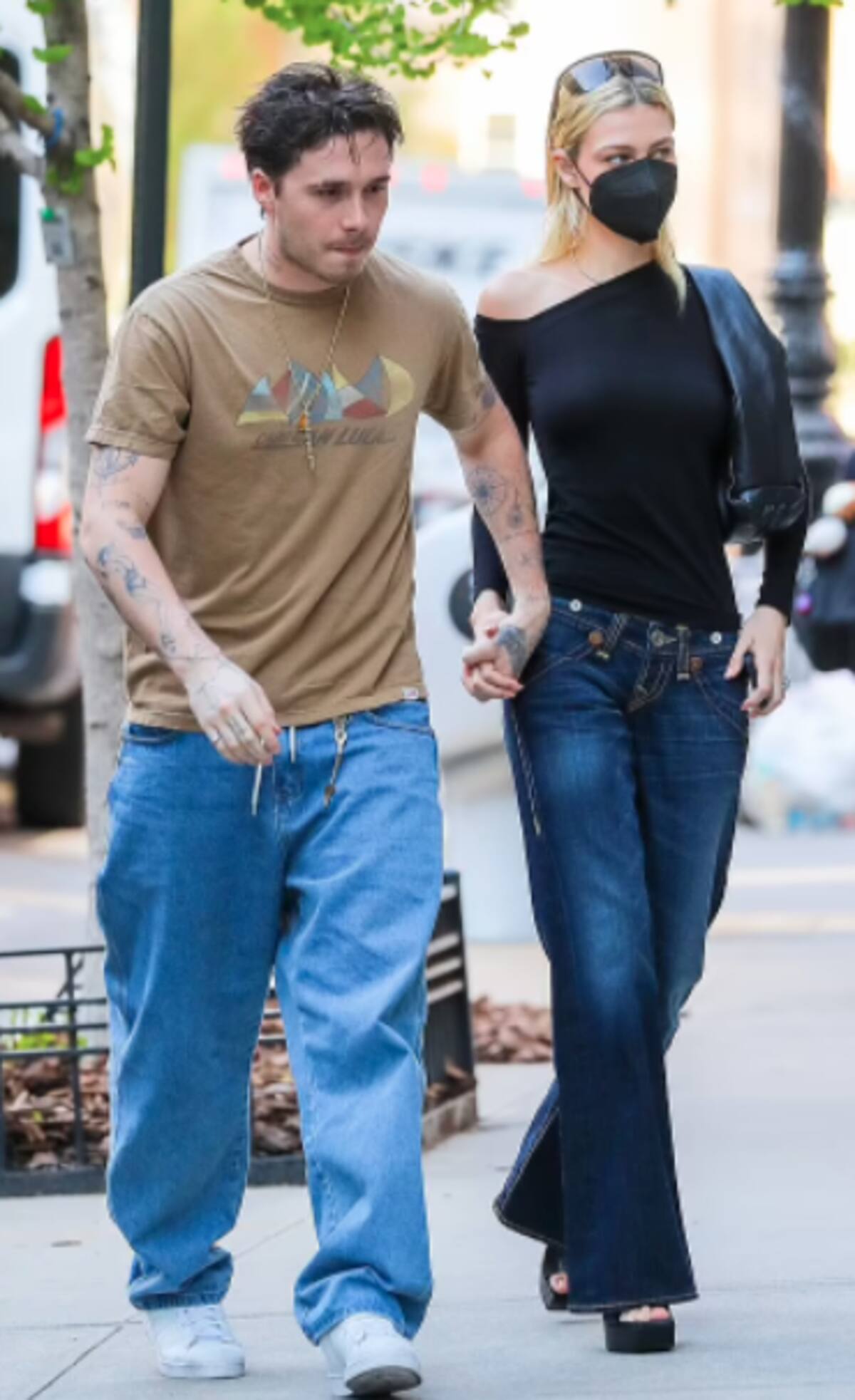 Brooklyn Beckham y Nicola Peltz dan un paseo de esposos y esto fue lo que se robó la atención - Créditos: Daily Mail