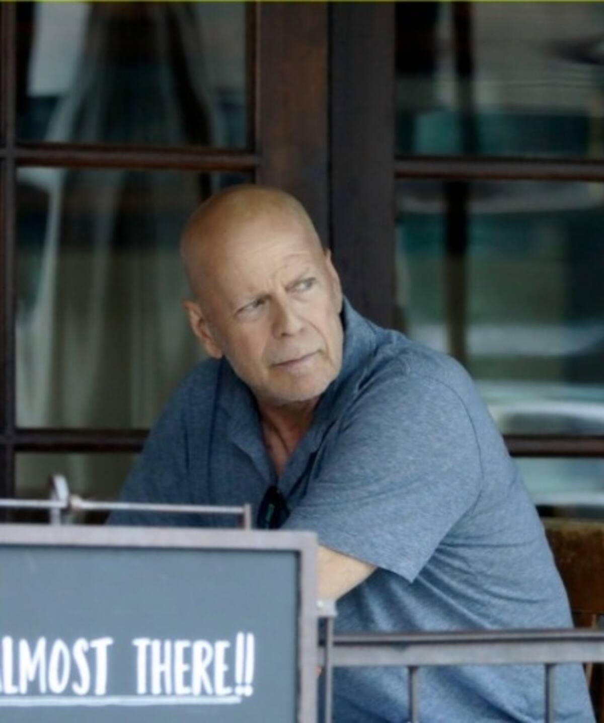 Bruce Willis es captado por primera vez caminando por las calles de Los Ángeles, tras anunciar la enfermedad que padece - Créditos: Instagram