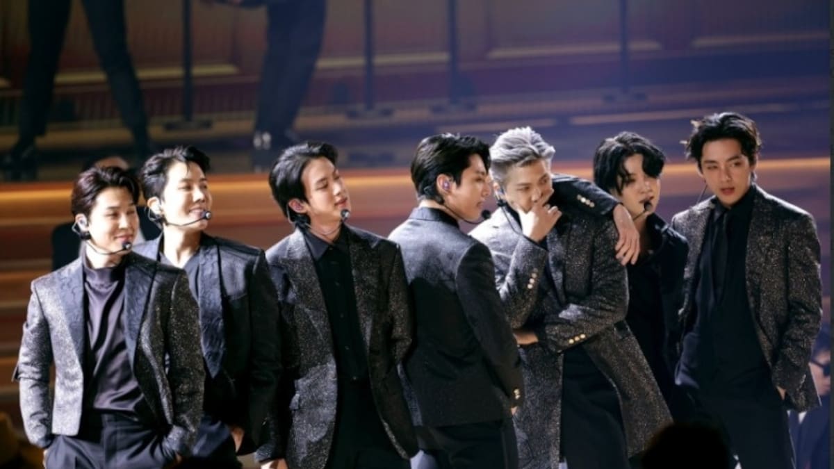 Al estilo James Bond, así fue la presentación de BTS en los Grammy