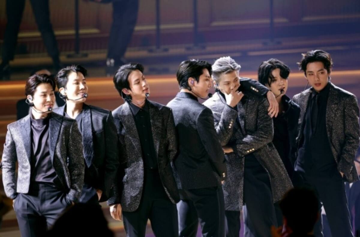 Al estilo James Bond, así fue la presentación de BTS en los Grammy