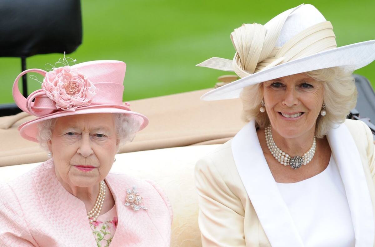 La reina consorte Camila hizo un regalo al estilo de Isabel II