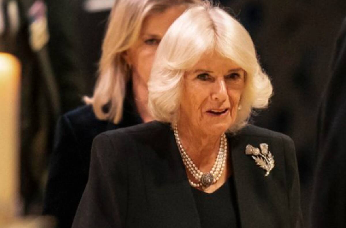 Reina Camila lució extravagante accesorio y acaparó las miradas en el funeral de Isabel II