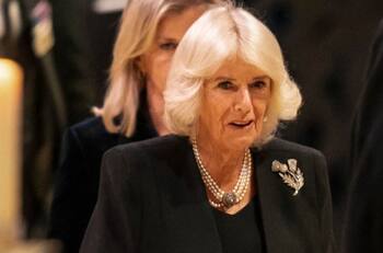 Reina Camila lució extravagante accesorio y acaparó las miradas en el funeral de Isabel II