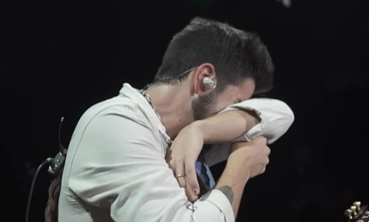 Camilo llora de emoción ante una ferviente audiencia en Bogotá El cantante dejó caer sus lágrimas sobre el escenario - Créditos: Instagram