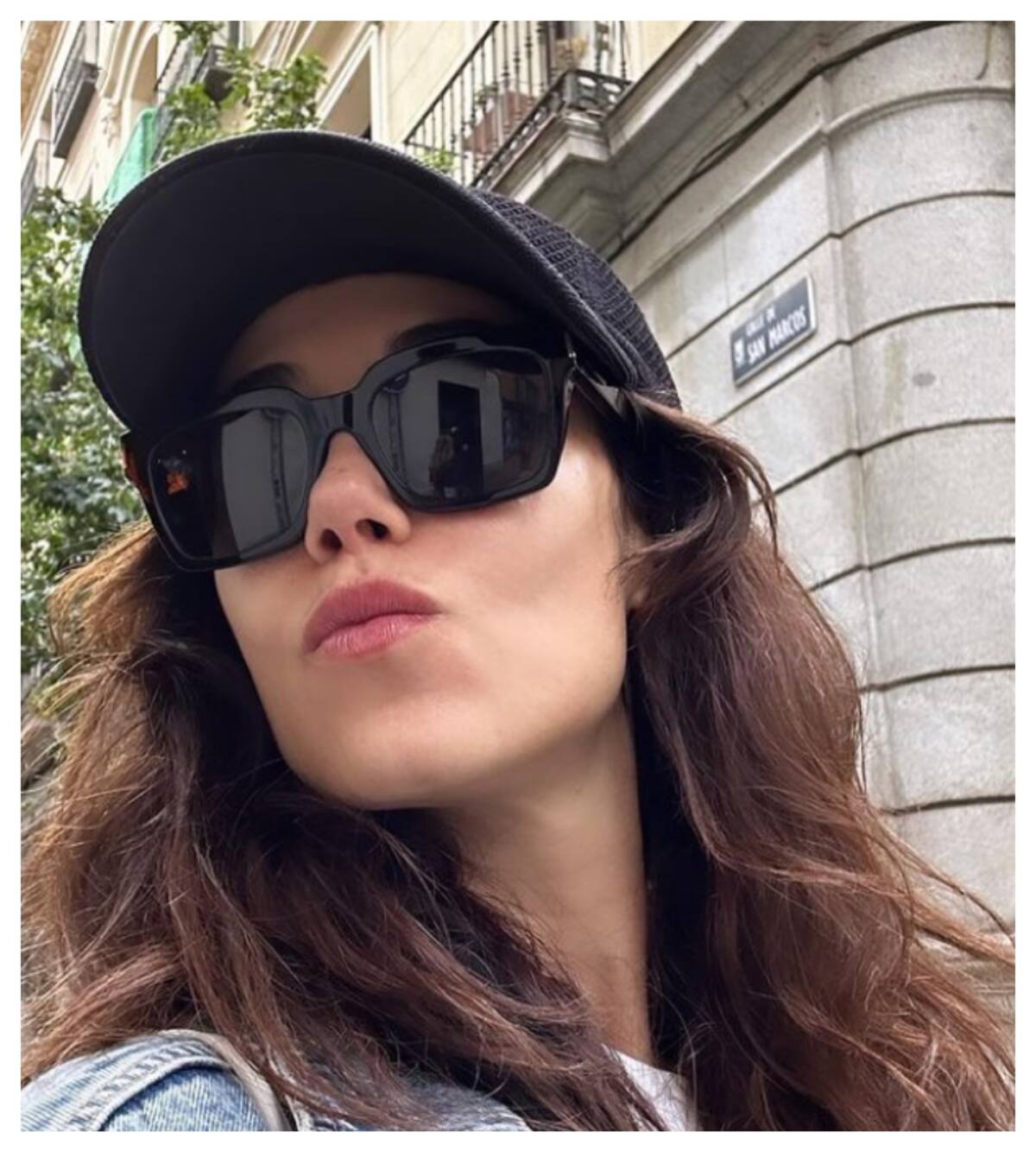 Cansu Dere se volvió a mostrar en Madrid, paseando por el centro de la capital española y aprontándose para una gran fiesta.