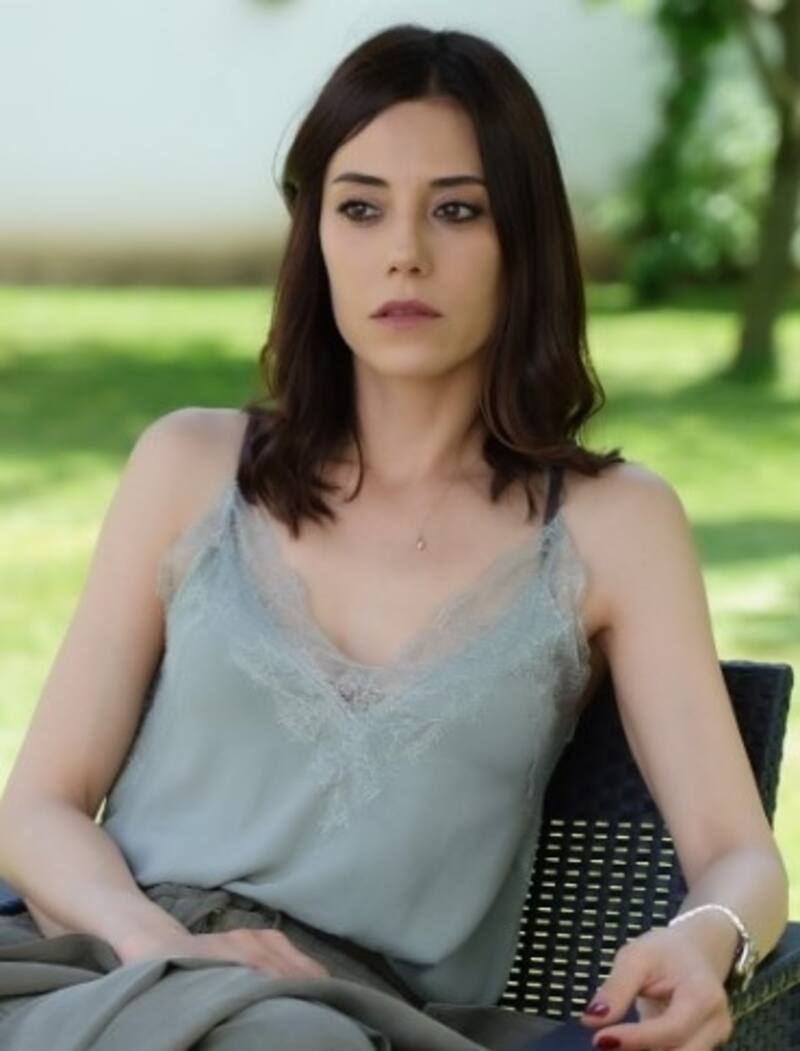 Cansu Dere aparece viva luego de sufrir un accidente que la dejó inmovilizada La actriz dio una breve entrevista televisiva - Créditos: Instagram