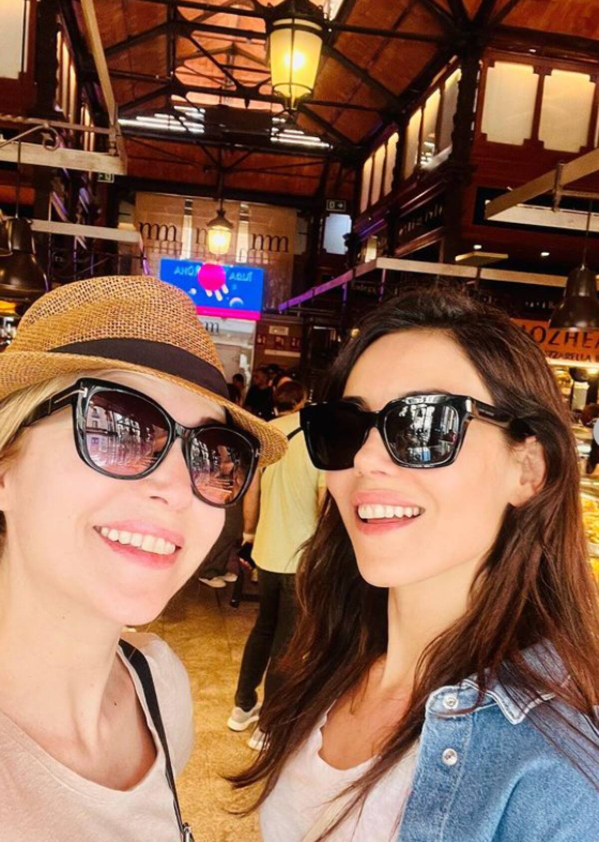 Cansu Dere y su amiga Selma Ergeç, también actriz turca, se han paseado por Madrid desde hace varios días.