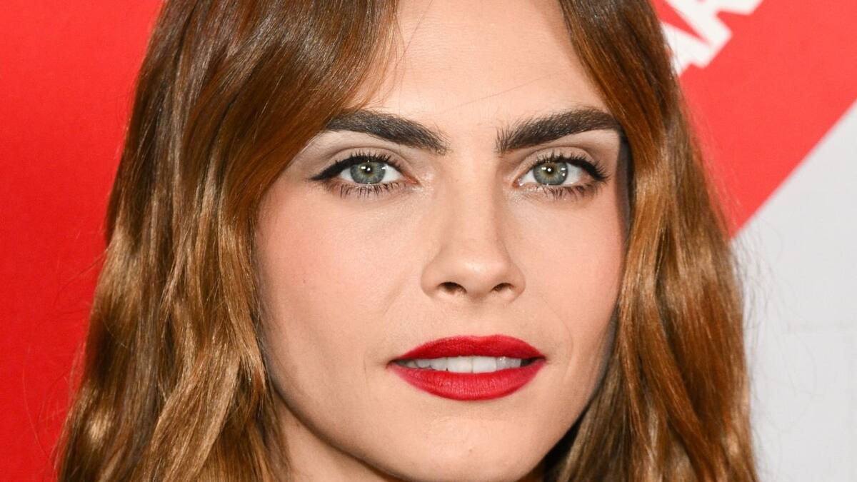 Cara Delevingne vuelve a las alfombras rojas tras haber preocupado con su apariencia