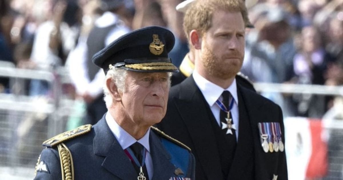 Carlos III está buscando diversos caminos para arreglarse con Harry. - Créditos: Twitter