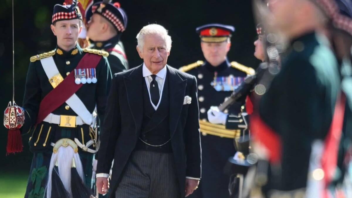 El día que el Rey Carlos III le pidió a un gaitero que tocara una canción de AC/DC