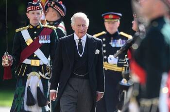 El día que el Rey Carlos III le pidió a un gaitero que tocara una canción de AC/DC