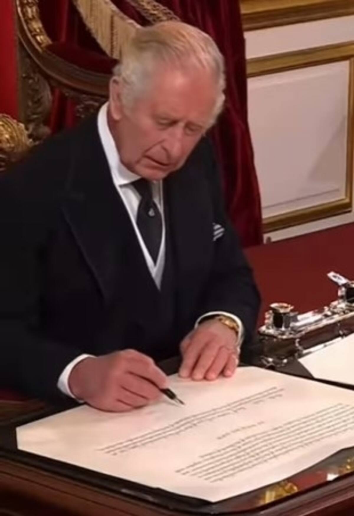 Carlos III y Camila desesperados por contratar a un secretario con una tarea confidencial Un Jefe de Correspondencia buscan en la realeza - Créditos: Instagram