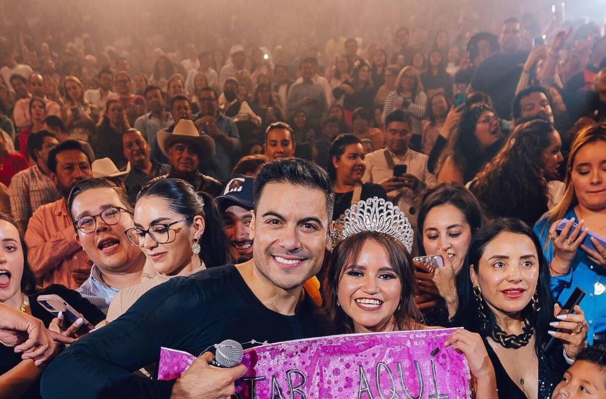 Carlos Rivera recibe su primer regalo público para su bebé