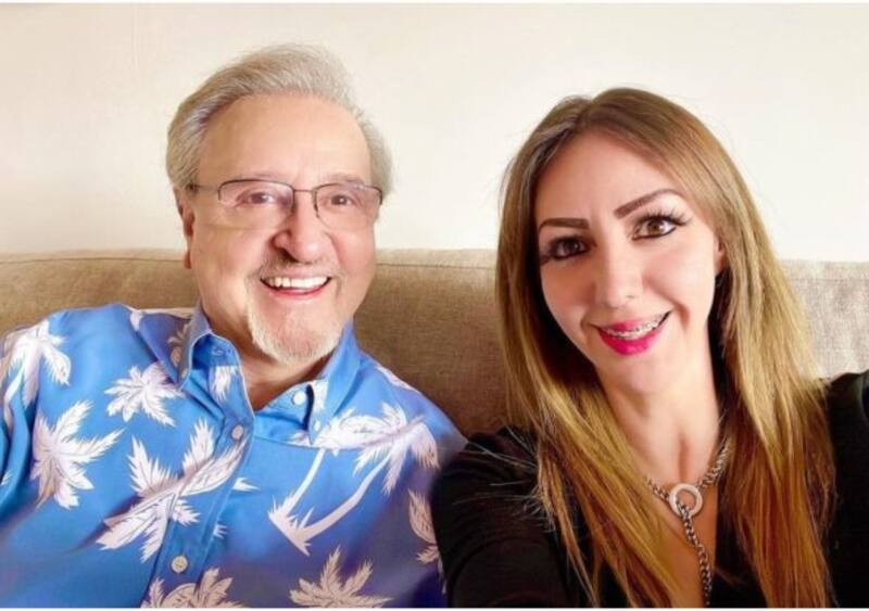 Carlos Villagrán junto a su hija Vanessa, quien está atravesando un complicado omento de salud.