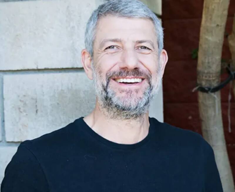 Cem Topçuoğlu, el ejecutivo de publicidad que acompañó a Sevval Sam en la fiesta de cierre de Pecado original.